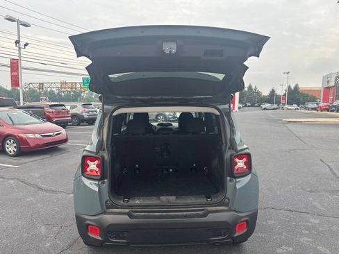 Used 2018 Jeep Renegade Latitude w/ Cold Weather Group AWD/4WD image 10