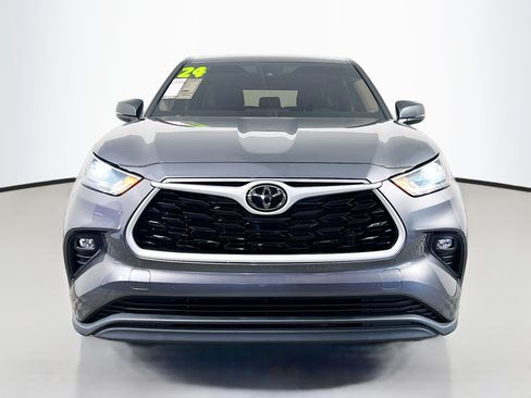 Used 2024 Toyota Highlander LE FWD image 11