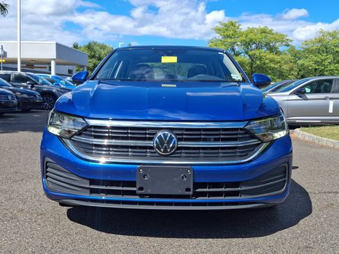 Certified 2023 Volkswagen Jetta SE w/ Panoramic Sunroof Package FWD image 2