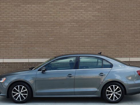 Used 2017 Volkswagen Jetta SE FWD image 2