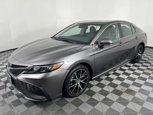 Used 2024 Toyota Camry SE image 7