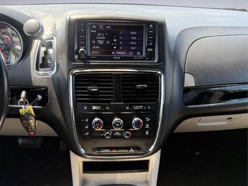 Used 2018 Dodge Grand Caravan SXT FWD image 20