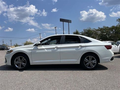 Used 2022 Volkswagen Jetta SE image 3