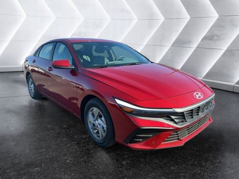 Used 2026 Hyundai Elantra SE FWD image 2