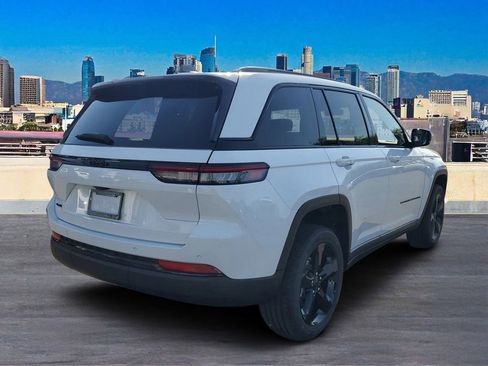 New 2025 Jeep Grand Cherokee Altitude image 4