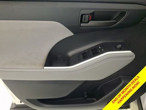 Used 2023 Toyota Highlander LE FWD image 15