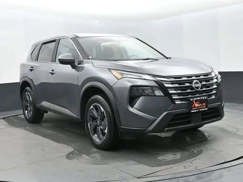 Used 2025 Nissan Rogue SV image 2