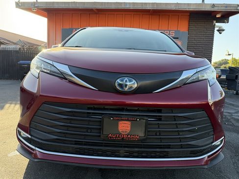 Used 2022 Toyota Sienna XLE FWD image 2