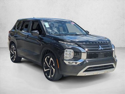 Used 2024 Mitsubishi Outlander SE image 3