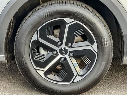 Used 2024 Kia Niro LX image 24