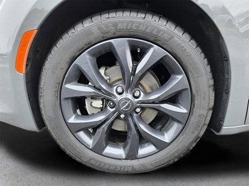 Used 2020 Chrysler Pacifica Touring w/ S Appearance Package image 11