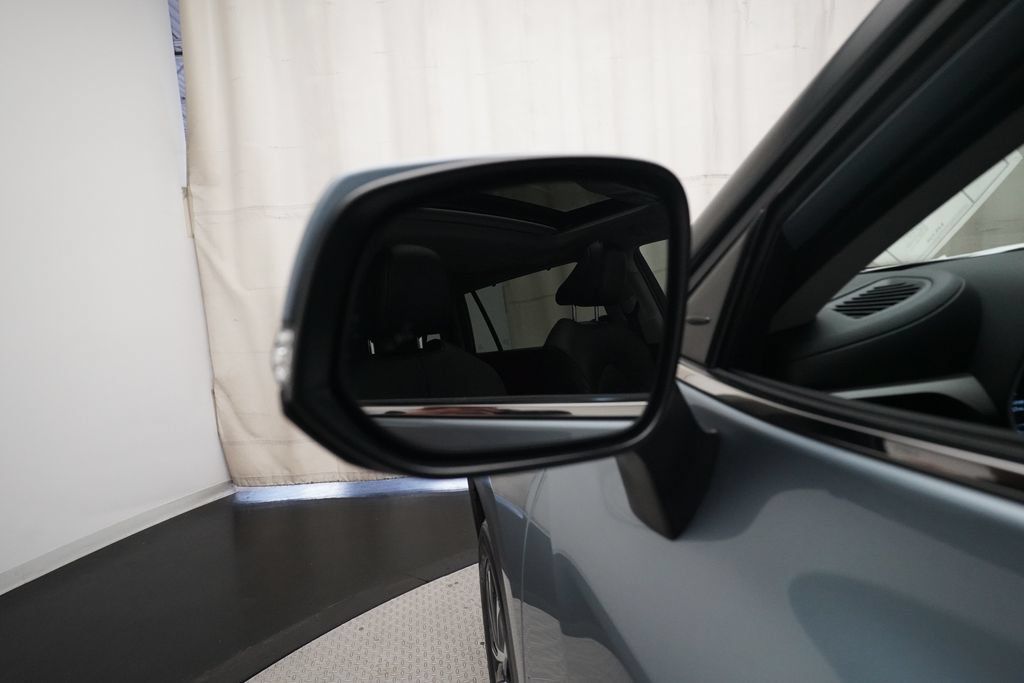 Used 2020 Toyota Highlander XLE FWD image 25