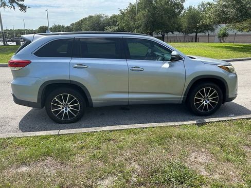 Used 2018 Toyota Highlander SE FWD image 7