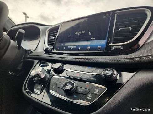 Used 2024 Chrysler Pacifica Touring image 43