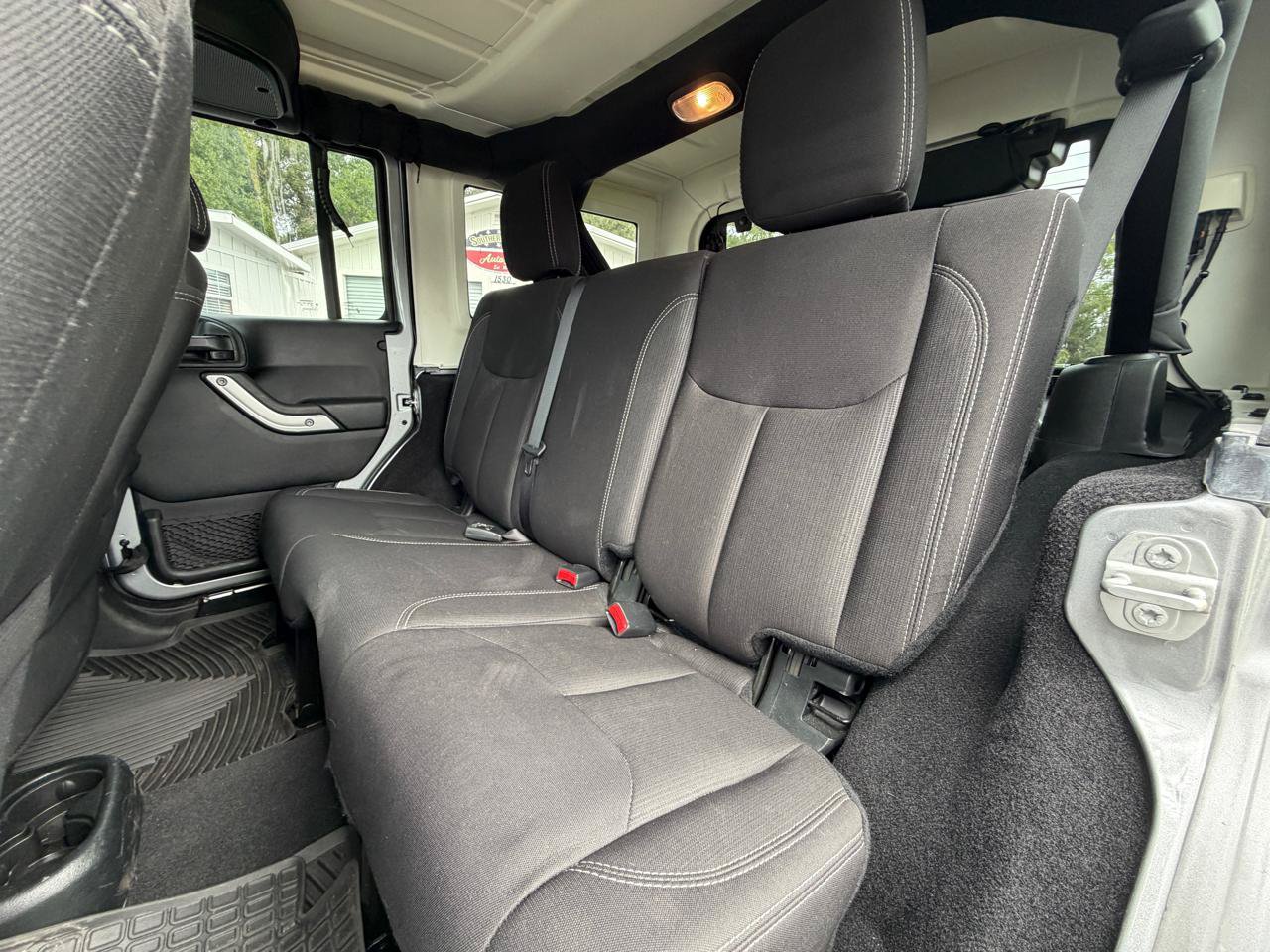 Used 2018 Jeep Wrangler Unlimited Rubicon w/ Connectivity Group AWD/4WD image 10
