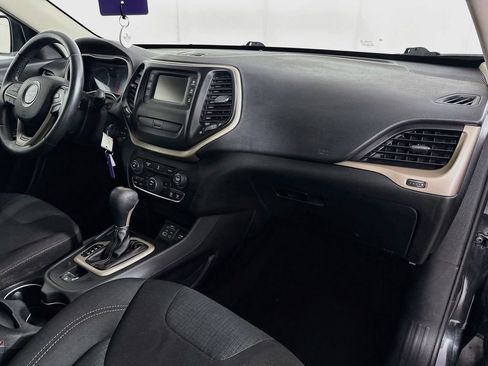 Used 2016 Jeep Cherokee Latitude FWD image 34