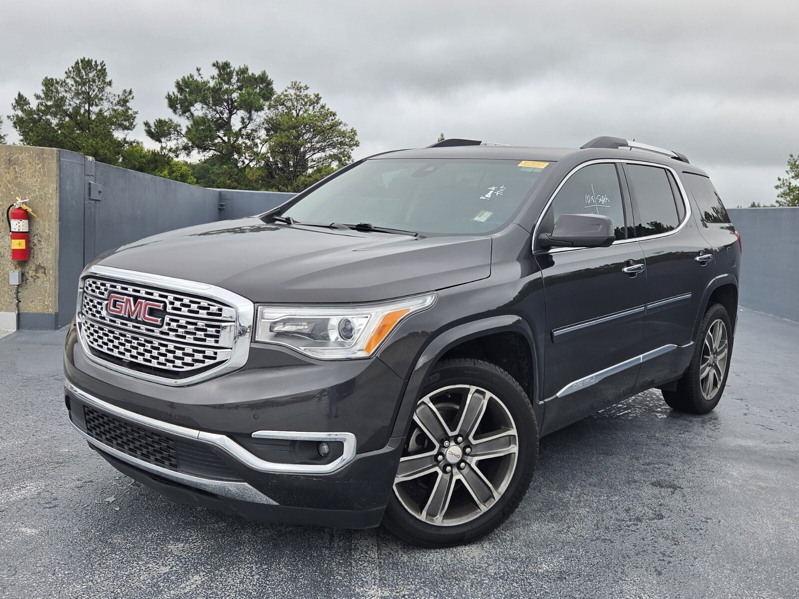 Used 2018 GMC Acadia Denali w/ Technology Package FWD image 1
