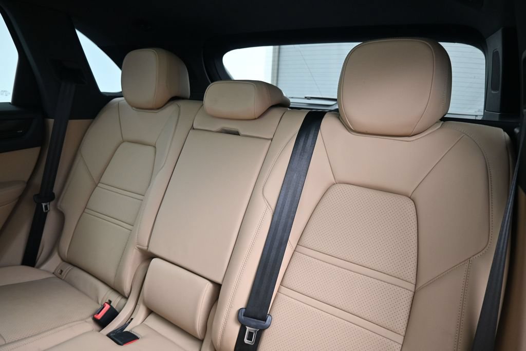 Certified 2022 Porsche Cayenne AWD/4WD image 6