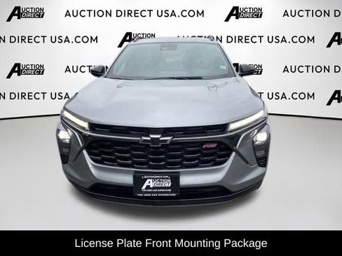 Used 2024 Chevrolet Trax RS w/ Sunroof Package FWD image 3