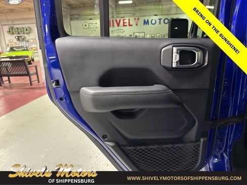 Used 2018 Jeep Wrangler Unlimited Sahara w/ LED Lighting Group AWD/4WD image 25