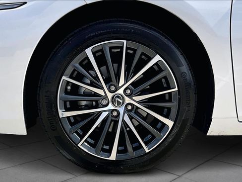 Used 2024 Lexus ES 300h w/ Premium Package image 11