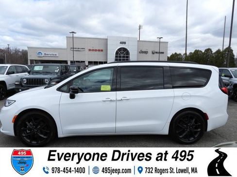 Used 2025 Chrysler Pacifica Limited FWD image 2