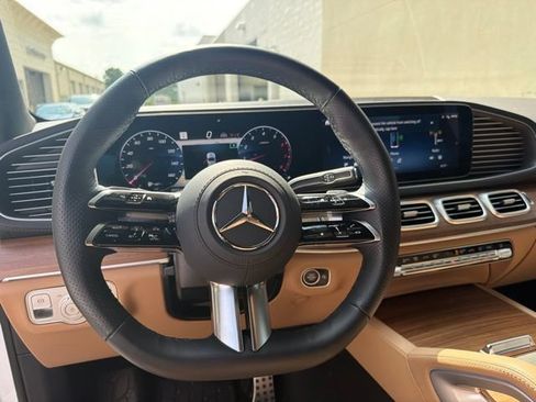 Used 2025 Mercedes-Benz GLS 450 4MATIC image 12