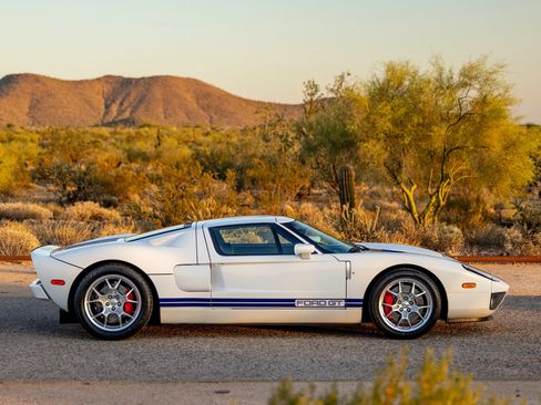 Used 2005 Ford GT RWD image 9