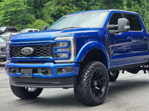 Used 2025 Ford F250 XLT w/ Black Appearance Package AWD/4WD image 2