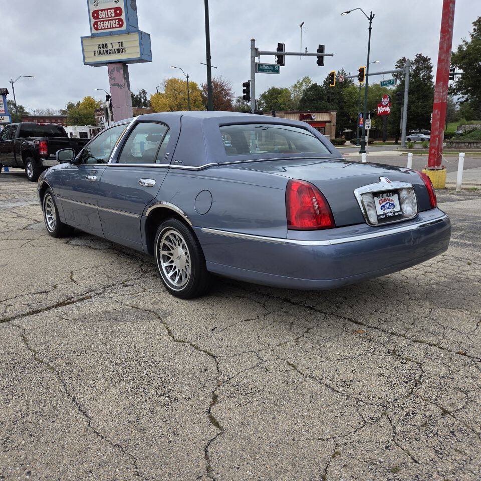 Used 2000 Lincoln Town Car Signature RWD image 6