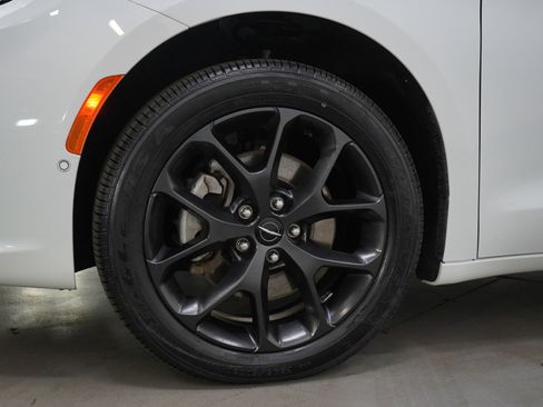 Used 2023 Chrysler Pacifica Touring-L w/ S Appearance Package image 30