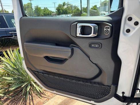 Used 2025 Jeep Wrangler Unlimited Sport AWD/4WD image 18