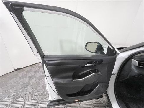 Used 2023 Toyota Highlander XLE AWD/4WD image 20