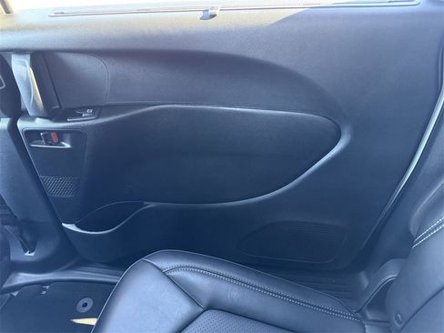 Used 2025 Chrysler Pacifica Select image 32