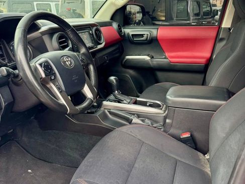 Used 2016 Toyota Tacoma SR5 w/ Towing Package image 5