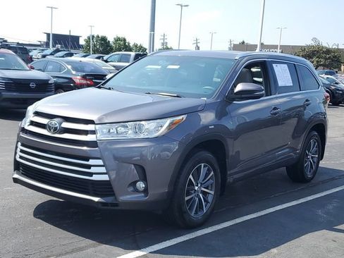 Used 2017 Toyota Highlander XLE AWD/4WD image 2