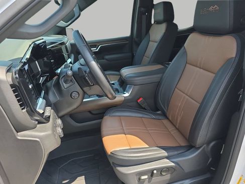 Used 2025 Chevrolet Silverado 1500 High Country AWD/4WD image 17