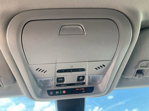 Used 2019 Chevrolet Equinox Premier FWD image 16