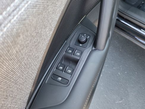 Used 2025 Volkswagen Tiguan S image 17