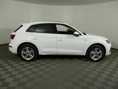 Used 2024 Audi Q5 e Premium w/ Convenience Package image 2