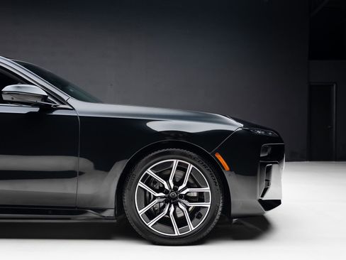 Used 2023 BMW i7 xDrive60 w/ Executive Package 2 AWD/4WD image 39