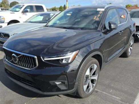 Used 2025 Volvo XC40 B5 Plus AWD/4WD image 3