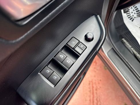 Used 2017 Toyota Highlander XLE AWD/4WD image 12