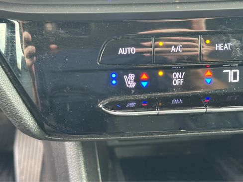 Used 2022 Chevrolet Bolt EUV LT w/ Convenience Package FWD image 17