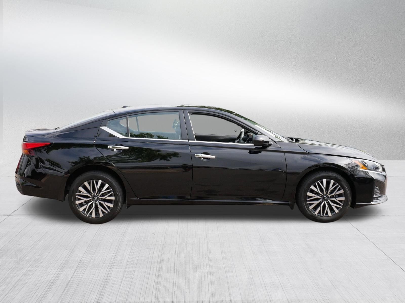 Used 2024 Nissan Altima 2.5 SV w/ SV Premium Package AWD/4WD image 8