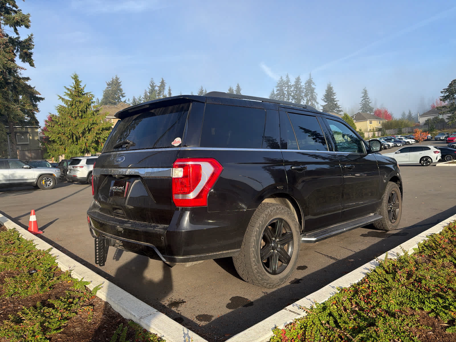 Used 2020 Ford Expedition XLT w/ Equipment Group 202A AWD/4WD image 4