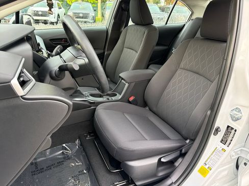 Used 2025 Toyota Corolla LE FWD image 28