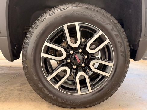 Used 2025 GMC Sierra 1500 AT4 w/ Technology Package AWD/4WD image 14