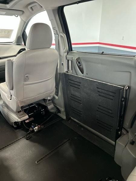 Used 2020 Toyota Sienna XLE w/ XLE Navigation Package FWD image 13