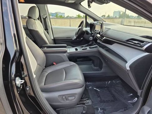 Used 2021 Toyota Sienna XSE FWD image 21